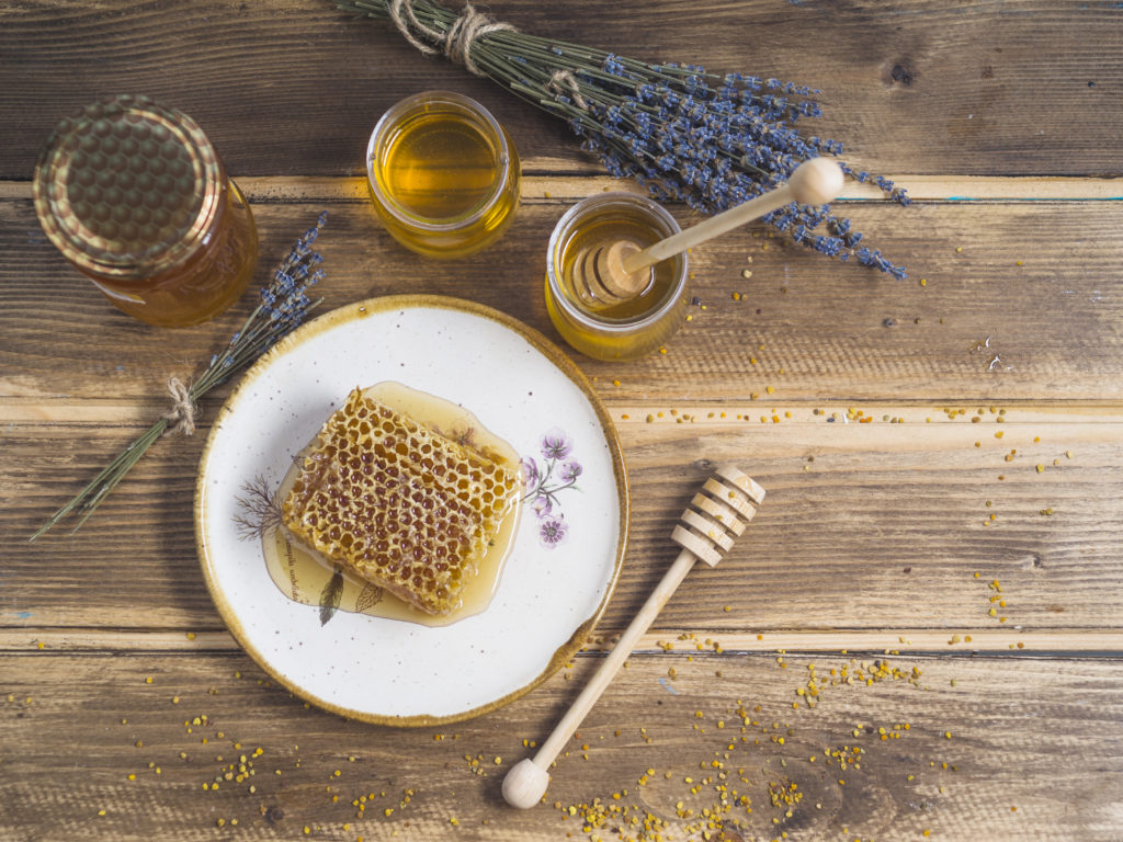 Сырой мед: что это такое и чем он отличается от обычного