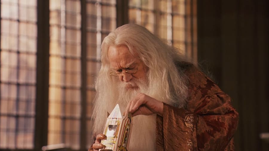 Дамблдор берет конфету «Берти Боттс»