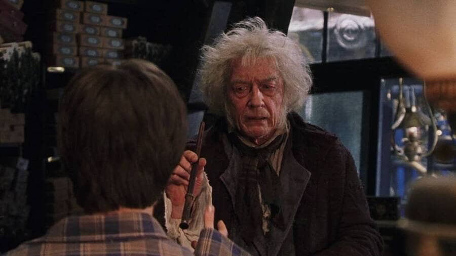 Оливандер дает волшебную палочку Гарри Поттеру