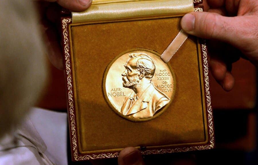 В какой области не присуждается Нобелевская премия?